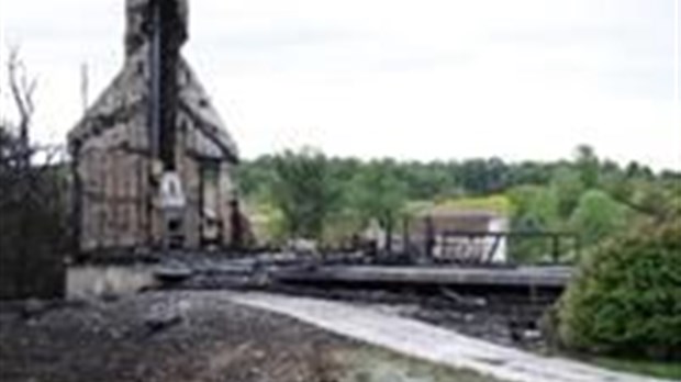 Une maison décimée par les flammes à Sainte-Anne-des-Plaines