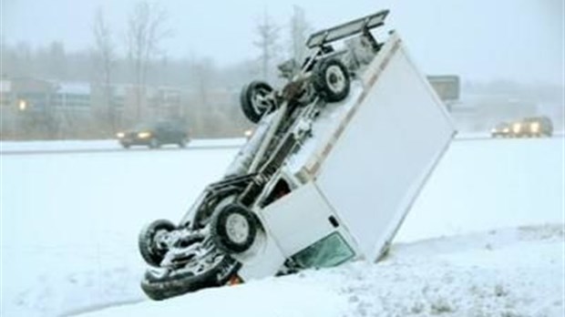 Un camion se retrouve sens dessus dessous