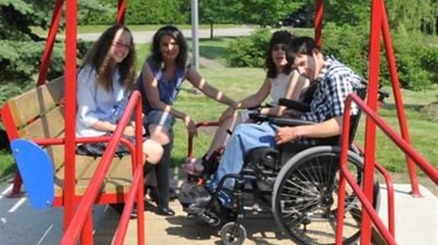Une élève dote un parc d'équipements spécialisés pour les handicapés