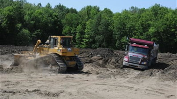 Les camions entrent toujours dans l'ancienne carrière Mathers