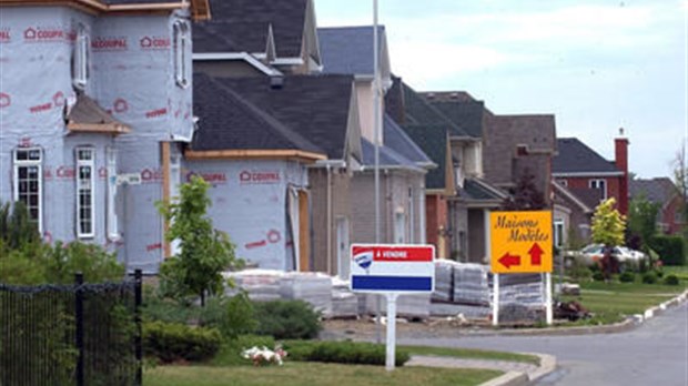 Les ventes de maisons diminuent, mais les prix augmentent