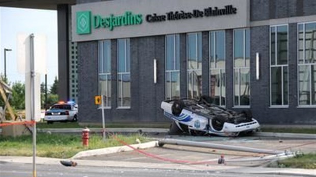 Une policière est éjectée de son auto-patrouille