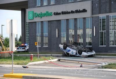 Une policière est éjectée de son auto-patrouille
