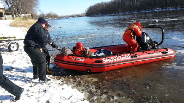 Rivière des Mille-îles : un chien est sauvé des eaux glacées