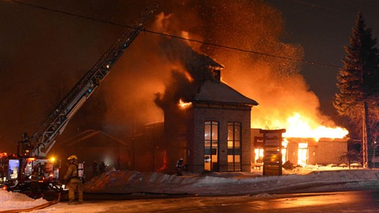 Incendie à Bois-des-Filion: le restaurant Sushi-Do est ravagé par les flammes
