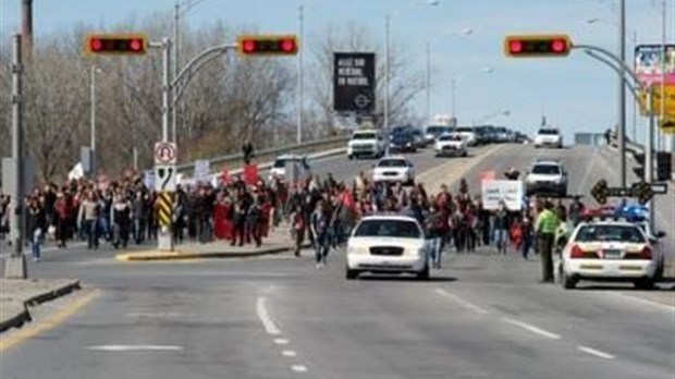 Des étudiants dans les rues de Sainte-Thérèse