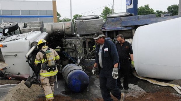 Une bétonnière se renverse sur la 117