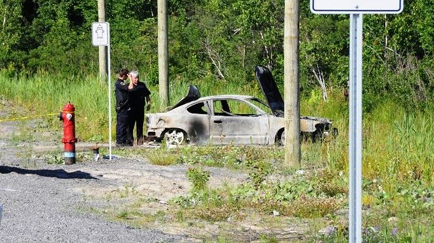 Corps incendié retrouvé dans une auto à Blainville