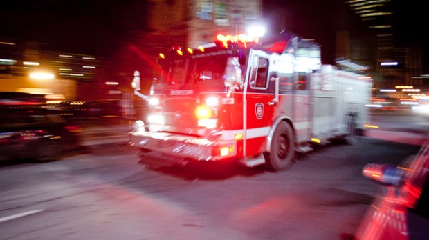 Un incendie d’origine suspect détruit un immeuble désaffecté à Sainte-Thérèse