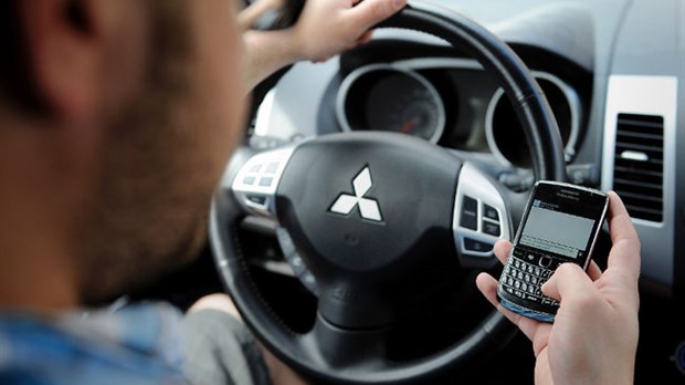 Les policiers s'unissent contre le cellulaire au volant
