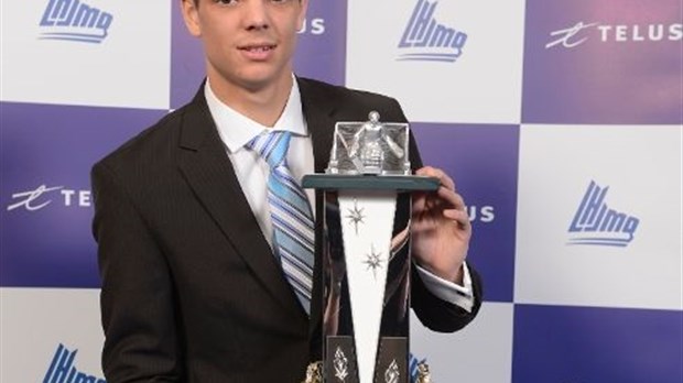 Étienne Marcoux reçoit son trophée