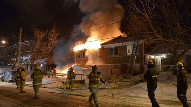 Une résidence est détruite par les flammes