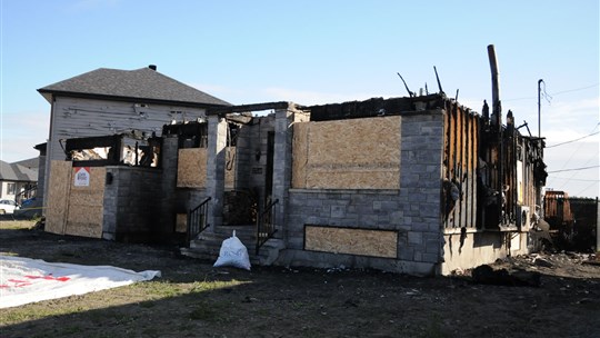Violent incendie à Mirabel: un poêle à bois pourrait être la cause 