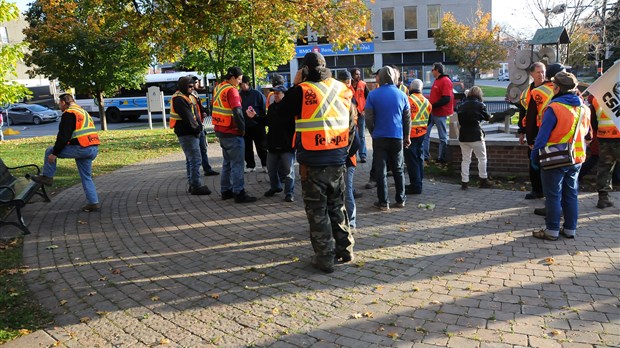 Les employés municipaux de Sainte-Thérèse persistent