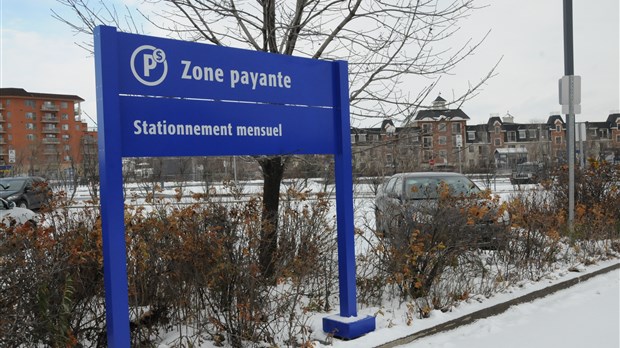 Des dizaines de places payantes toujours libres à la gare de Sainte-Thérèse