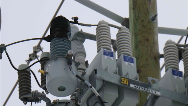 Des étincelles jaillissent d'un poteau d'Hydro-Québec à Mirabel