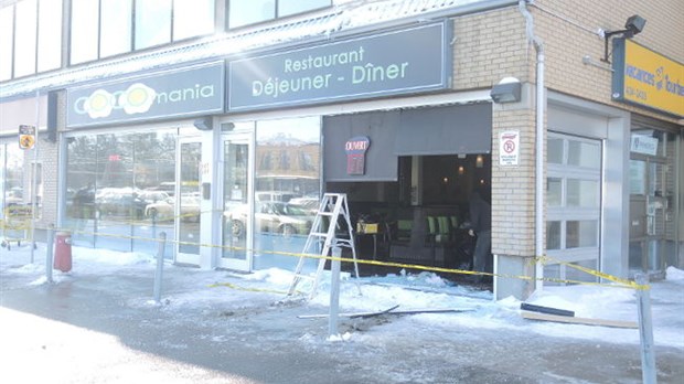 Un véhicule fonce dans une vitrine