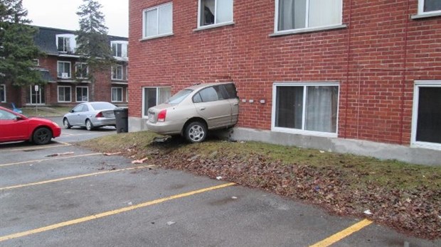 Un véhicule encastré dans un bloc appartement