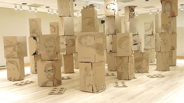 Un portrait de classe fait de boîtes de carton