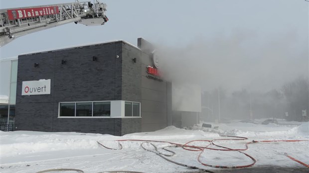 Un incendie cause d'importants dommages au restaurant Barbie's de Blainville