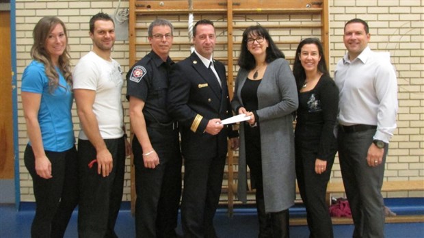 Les pompiers de Bois-des-Filion font un don de 1 000 $ à l'école le Rucher