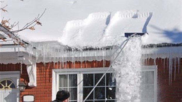 Déneiger un toit de façon sécuritaire, ça se planifie!