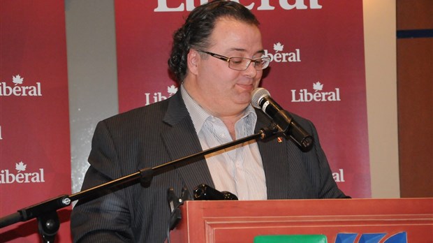 Son engagement à titre de maire suscite les questions d'une adversaire 