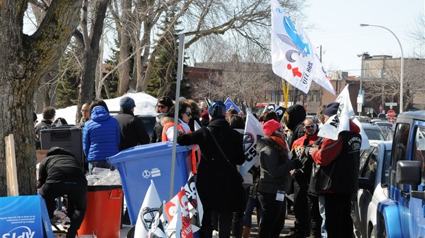 Des travailleurs de la santé manifestent à Sainte-Thérèse 