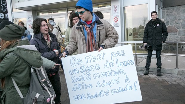 Les piquets de grève forcent l'annulation des cours 