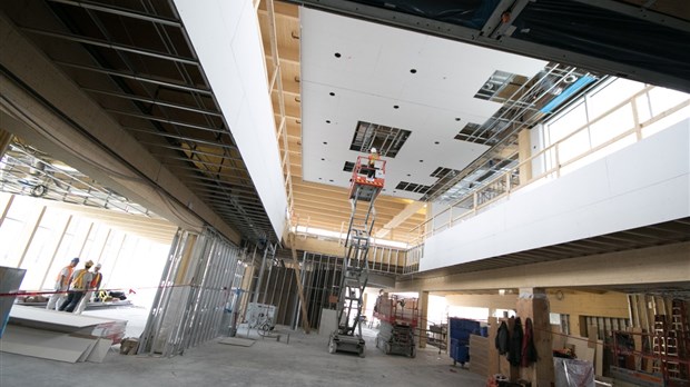 Les pieds dans le chantier de la bibliothèque Paul-Mercier 