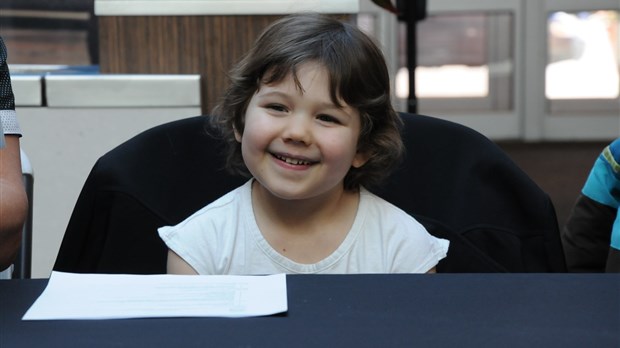 Se raser la tête pour les enfants malades