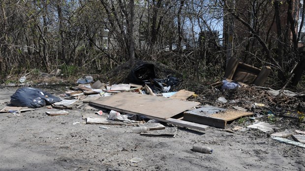 Une tonne de déchets dans la cour du ministère de l’Environnement  