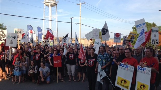 Le personnel de la Commission scolaire de la Seigneurie-des-Mille-Îles manifeste son indignation au conseil des commissaires