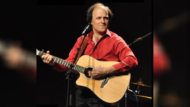 Raphaël Torr rend hommage à Joe Dassin à la Place du Village de Sainte-Thérèse
