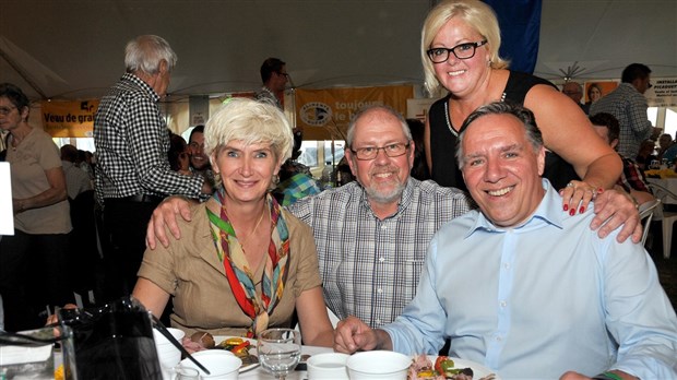 Fête champêtre: François Legault et Sylvie D'Amours soulignent le travail des agriculteurs