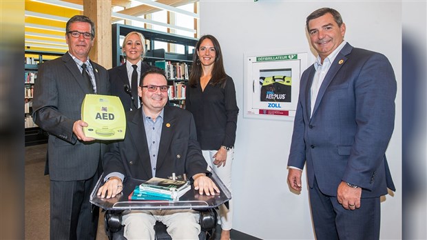 Blainville implante deux défibrillateurs cardiaques dans la bibliothèque Paul-Mercier