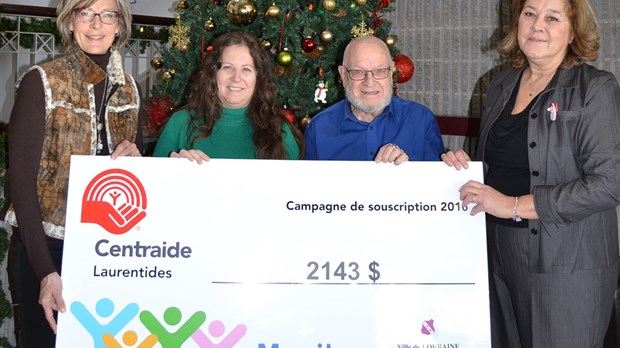 Les employés de la ville de Lorraine remettent un chèque de 2 143 $  à Centraide Laurentides