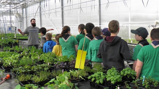 Les finissant(e)s en horticulture montent bénévolement un jardin communautaire pour de jeunes scouts