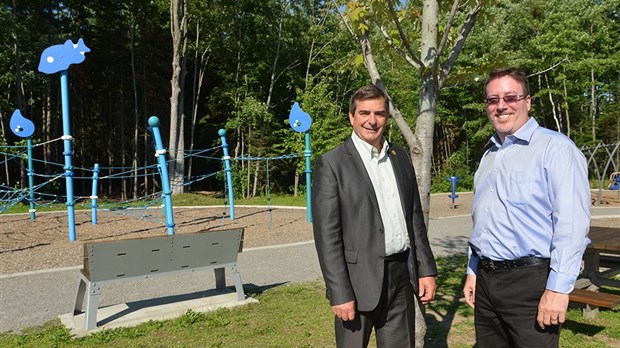Une plaine de jeux et des sentiers au parc Henri-Dunant