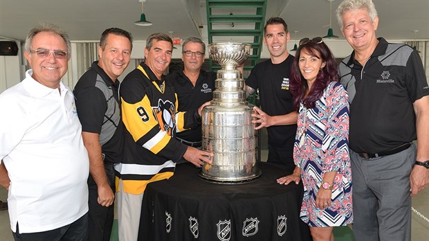Le Blainvillois Pascal Dupuis rencontre les amateurs de hockey avec la coupe Stanley