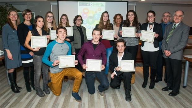 Dix étudiants se partagent 15 000 $ en bourses de la part de Desjardins