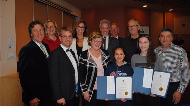 Sainte-Thérèse remet une bourse d’excellence  à deux athlètes thérésiennes