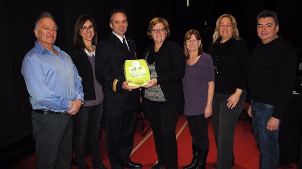 Sainte-Thérèse installe sept nouveaux défibrillateurs