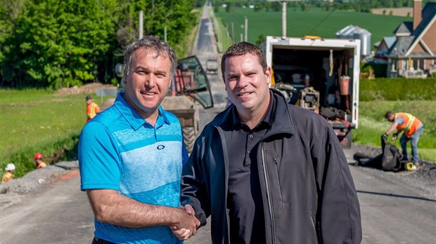 Travaux d’asphaltage dans la montée de la Côte-Rouge 