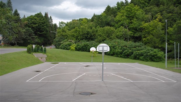 Réfection du terrain de basketball au parc Anatole-Desjardins à Sainte-Thérèse 