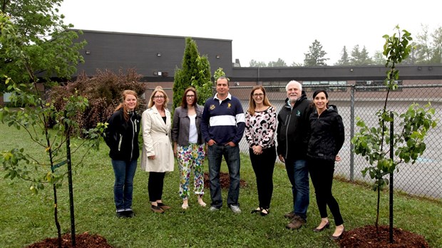 Le Jardin collectif de Saint-Colomban étend ses racines dans les écoles