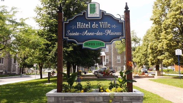 Nouvelle enseigne à l’hôtel de ville de Sainte-Anne-des-Plaines