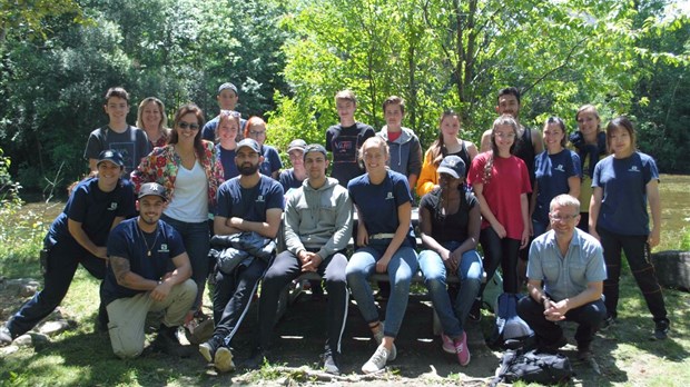 Le Jardin des Sources à Sainte-Thérèse embelli grâce à de jeunes bénévoles