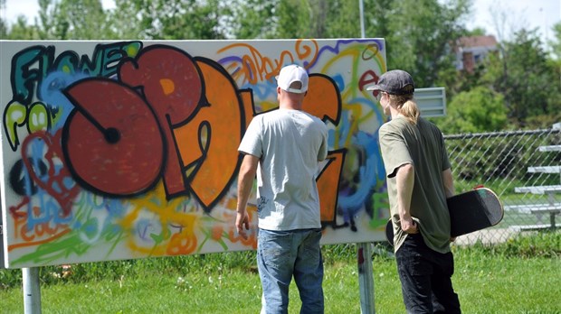 Des jeunes participent à une journée de nettoyage de graffitis