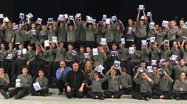 Un orchestre formé de 186 élèves… munis de tablettes électroniques à l’Externat Sacré-Coeur